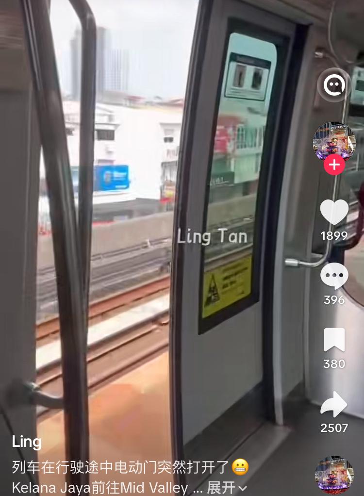 新加坡正在行驶的地铁故障，地铁门突然打开了，好在当时乘客不多，没有人站在车门口，