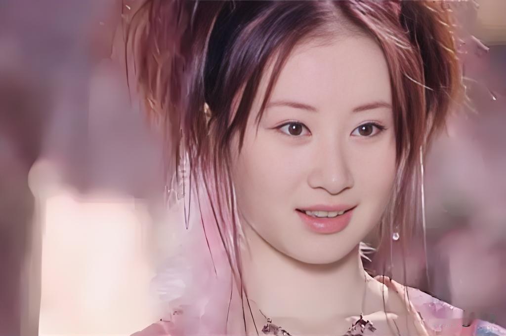 她们三都梳了同样的发型，而且还都是演“小狐狸”，谁更美更可爱了？
舒畅   张倩