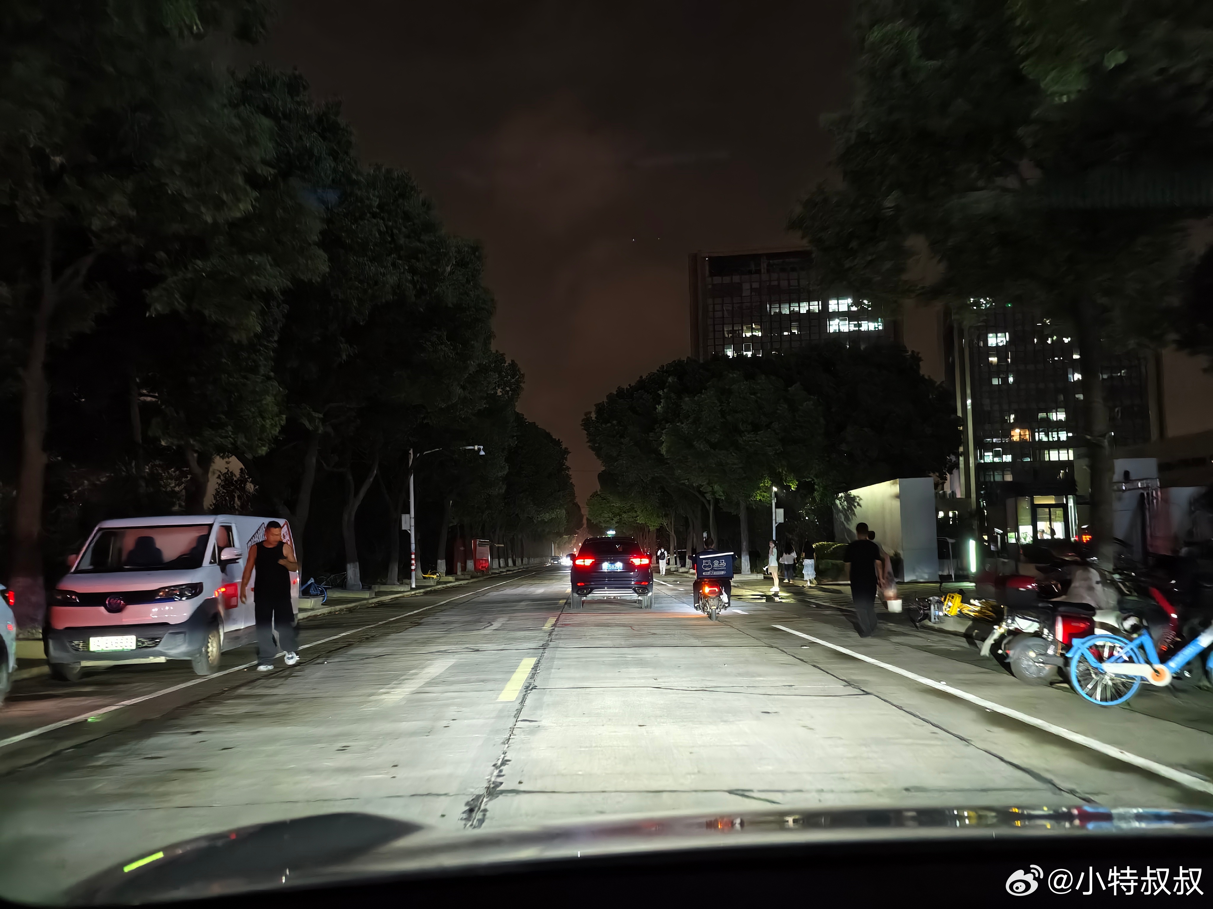 推荐个好东西，蔚来车商城里的这个 SONAX 雨刷精，价格小贵。但如图所示，真鸡