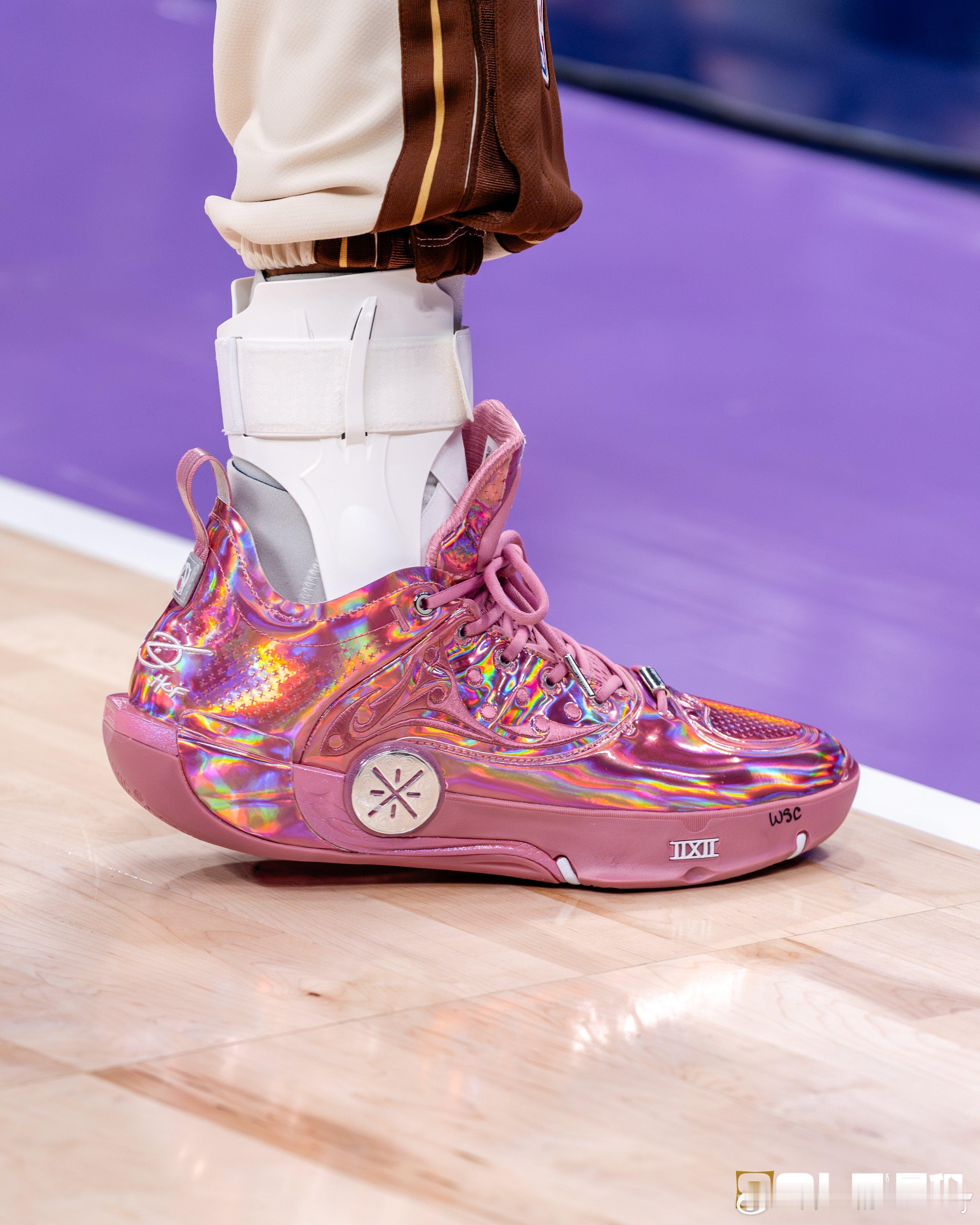 这鞋子配上这件球衣特别靓！库里今天穿上李宁韦德之道12代“全明星”粉色球鞋。 