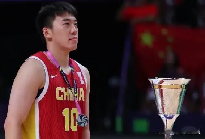 王俊杰官宣转校！告别旧金山大学，奔赴麻省大学冲NBA

北京时间5月8日，王俊杰