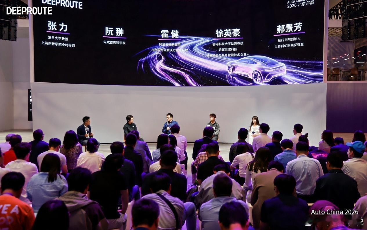 元戎启行在北京车展重磅发布物理AI战略，CEO周光提出成为物理世界AI基础设施的