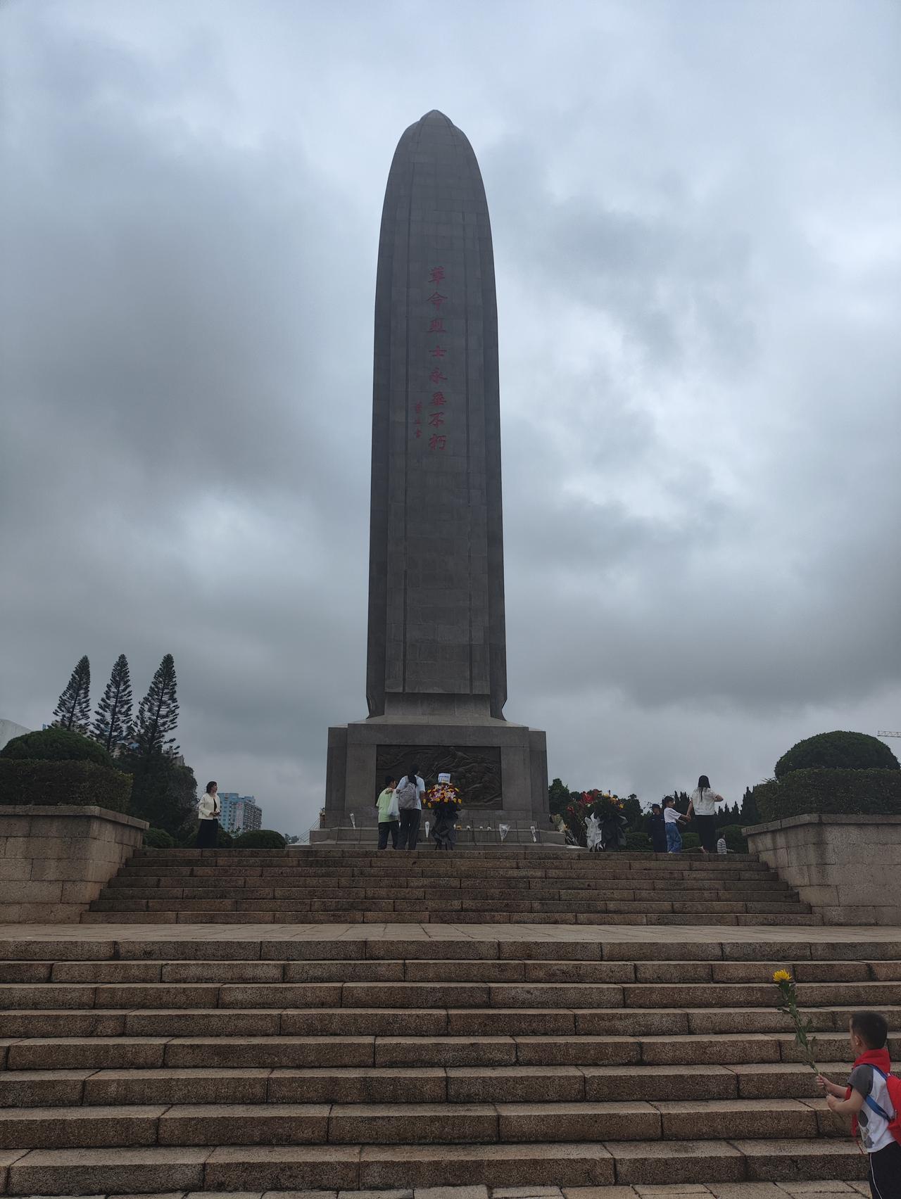 今年的清明天气不是很好，天气阴阴的，没有回家，去了一趟烈士陵园。
来的人还是挺多