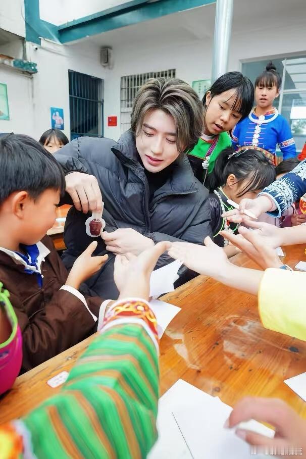 蔡徐坤现身贵州山区做公益蔡徐坤学跳贵州舞蹈锦鸡舞 蔡徐坤公益贵州行太有看点啦！不