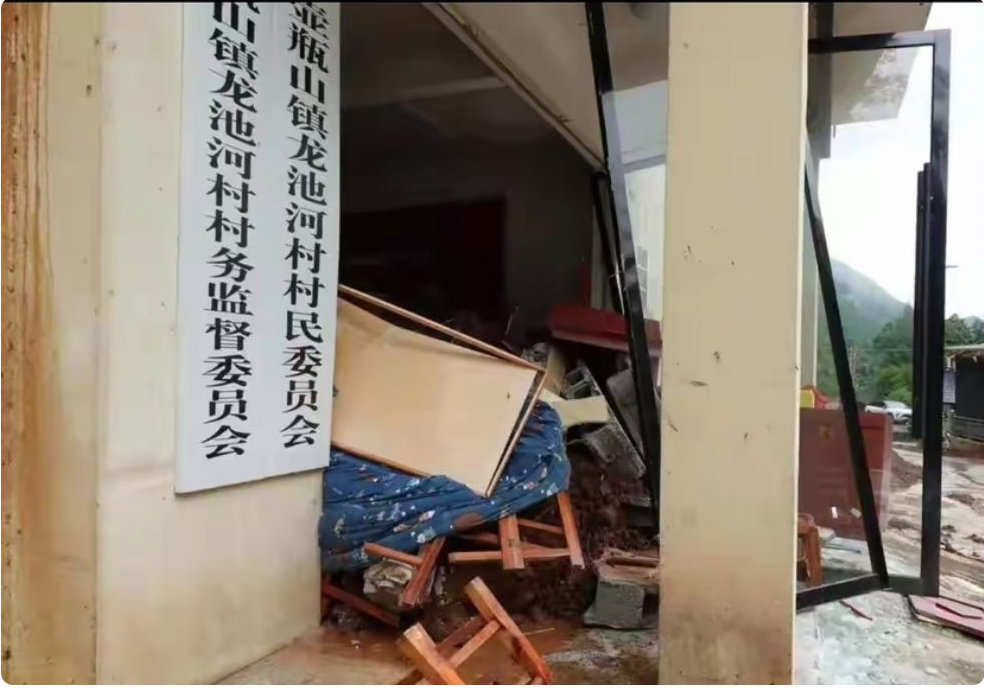 网暴救灾村支书戴“金耳环”涉事人员被处罚！身份被扒，引热议