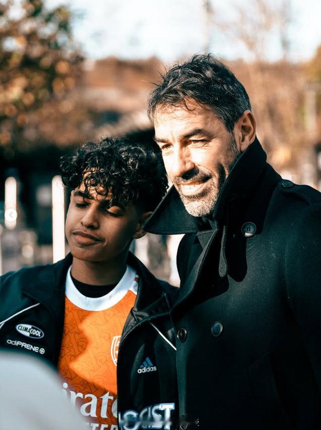 阿森纳名宿皮雷也现场观战了北伦敦德比  