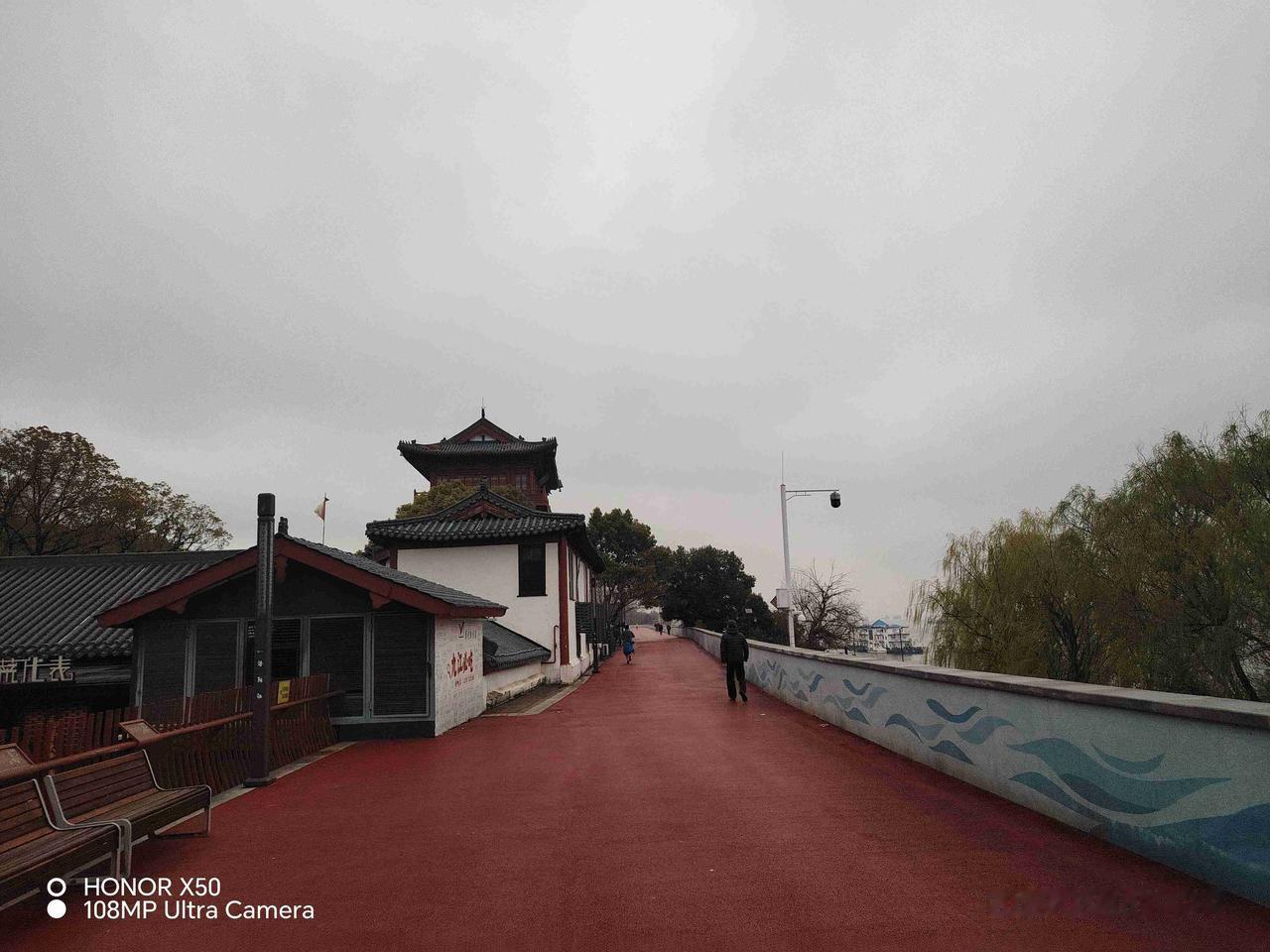 我的今日状态：😁轻松愉快
我这里的天气：🌤️多云3月18日江西九江长江岸边晨