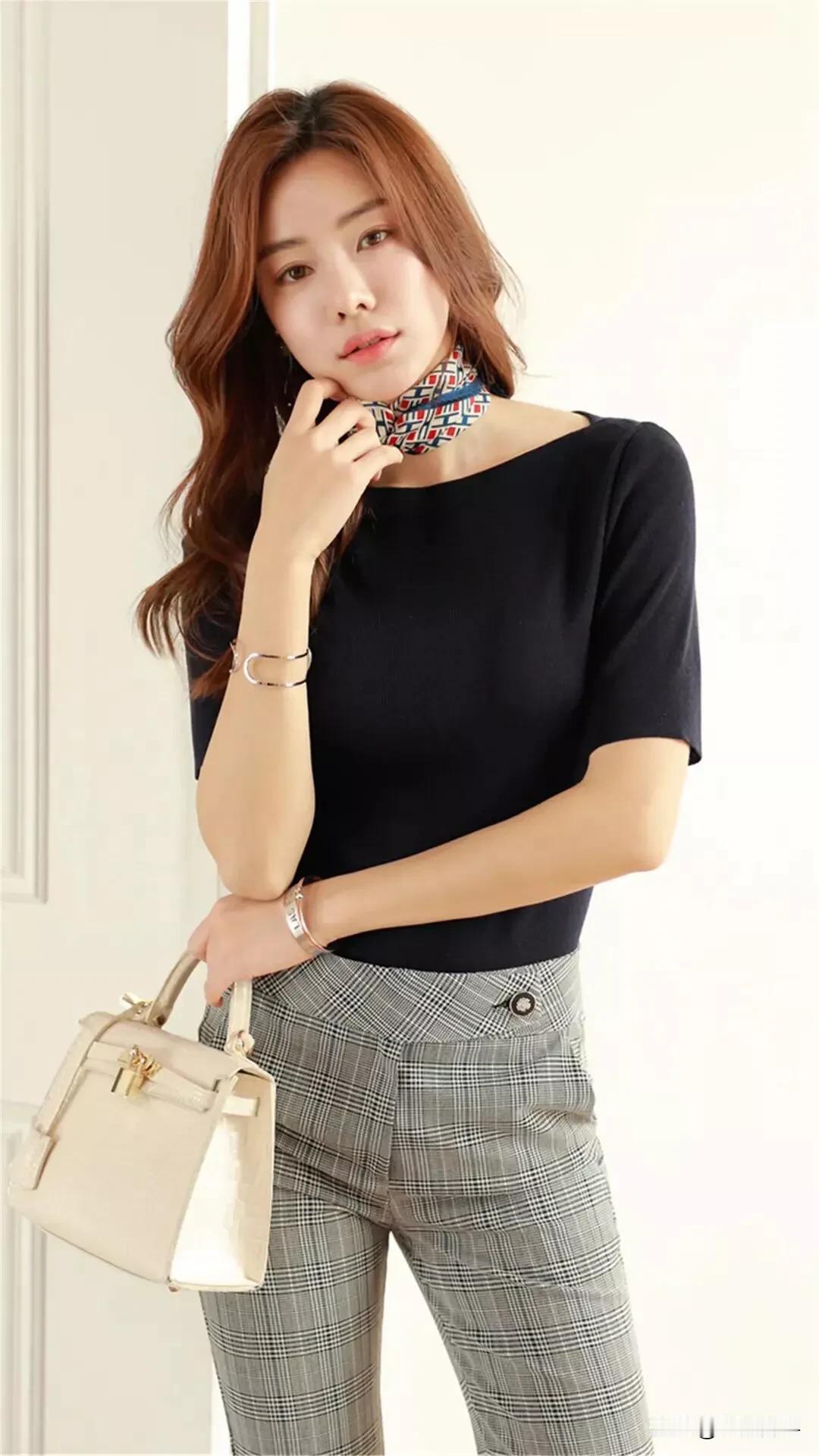 黑白灰穿搭经典又高级，但搭不好容易单调。春天有个小妙招，一件蓝衬衫就能搞定黑白灰