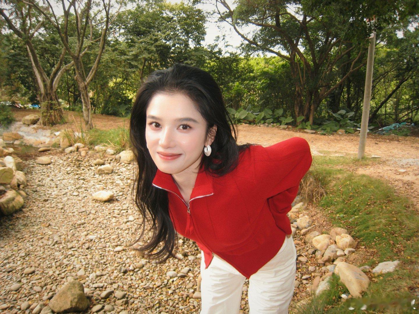 张婧仪红衣营业张婧仪红衣写真张婧仪红衣七宫格，好美，