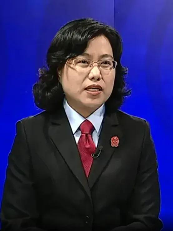 她叫陈春梅，不是什么名人，也不算是高官，现任最高人民法院督察局副局长。但是，她的