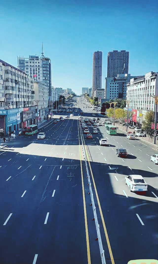 同样是上班高峰期，一个北京，一个鹤岗