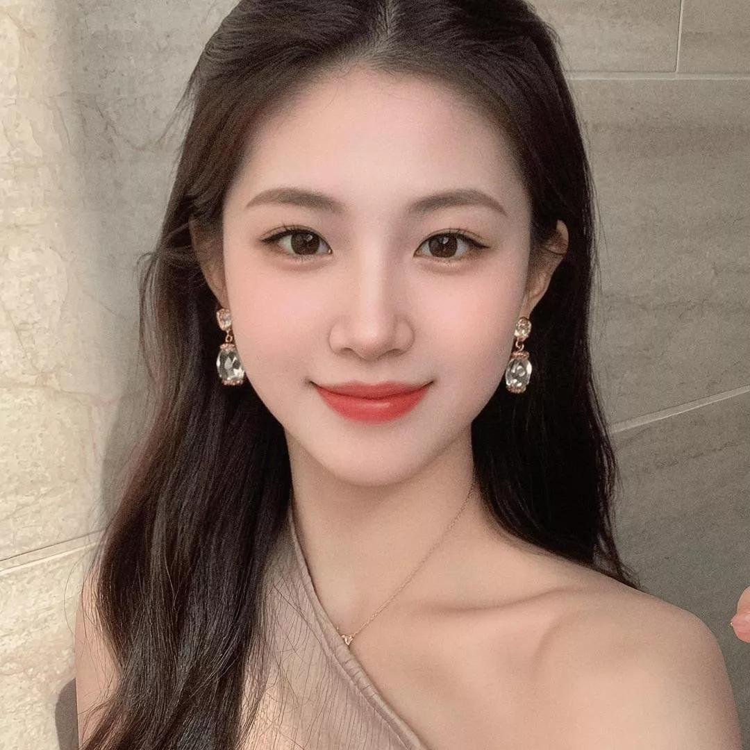 优雅甜美，精致妆容，红唇动人。温柔甜美风妆容 自然淡雅妆容 红唇造型 复古红唇妆