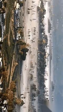 一列高铁，直接从《千里江山图》里冲了出来。
我跟你讲，这真不是AI画的，也不是什