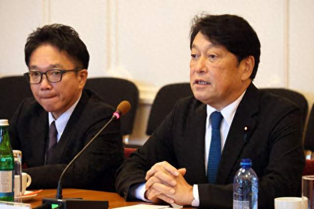 日本真的开始抄乌克兰作业！前防卫大臣突访基辅，决定采购无人机