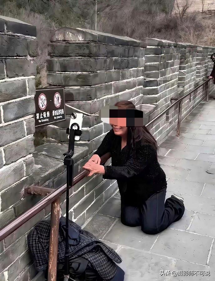 老铁们看看这位二姐主播能火不？今天看到有人发了两张某女主播的直播现场照片，直播地