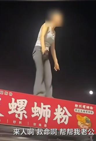 7 月 30 日，河南郑州一段视频在网络迅速发酵，画面让人揪心不已！夜市街边，一