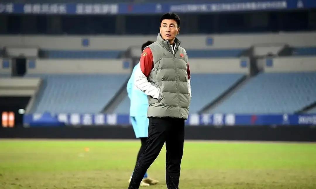 错过英超，他后悔20年
 
2002年，李玮锋把行李从埃弗顿搬回深圳。英超首秀刚