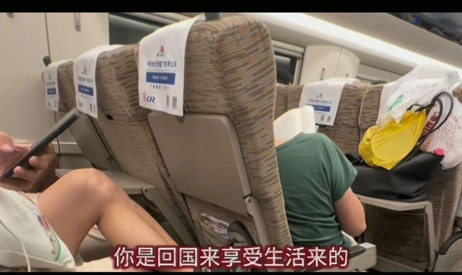 高铁上，一个女乘客自称嫁到国外，回国来体验生活，一路上带着满满的优越感对着孩子大