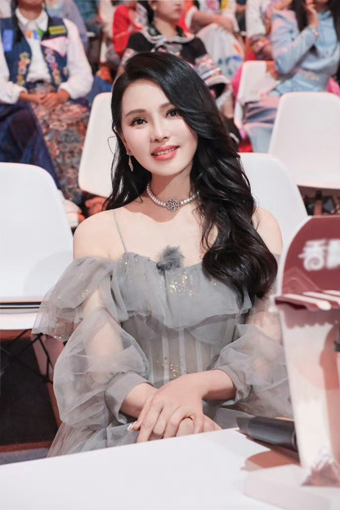 秦昊说伊能静是我的童年偶像  温柔情话治愈人心！秦昊走心介绍伊能静，从儿时偶像变