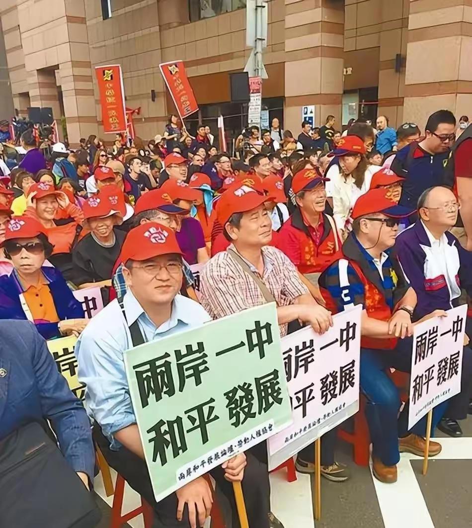 一觉醒来，台湾那边风向确实在变，但不是网上瞎传的那种"一夜变天"。

岛内刚出的
