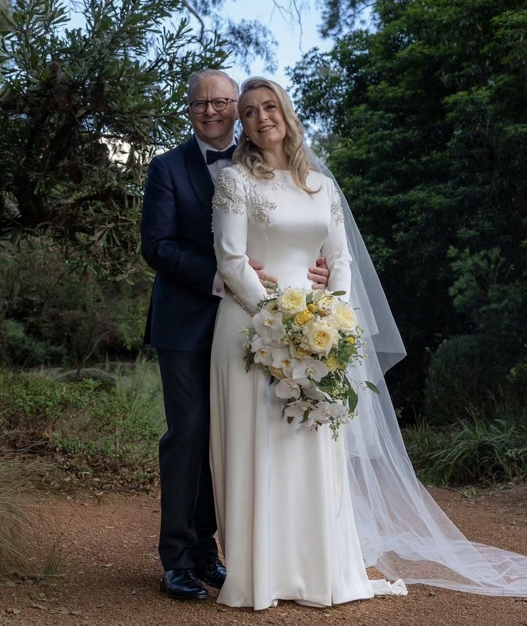 澳大利亚现任总理安东尼·阿尔巴尼斯在社交媒体上宣布他与女友朱迪·海顿完婚，他应该