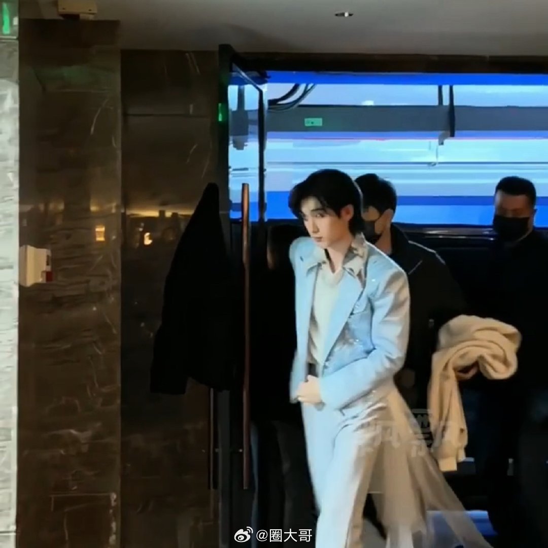 开推四帅下班路透目前看来，《开始推理吧4》才是内娱的完颜综艺团吧，张凌赫、刘宇宁