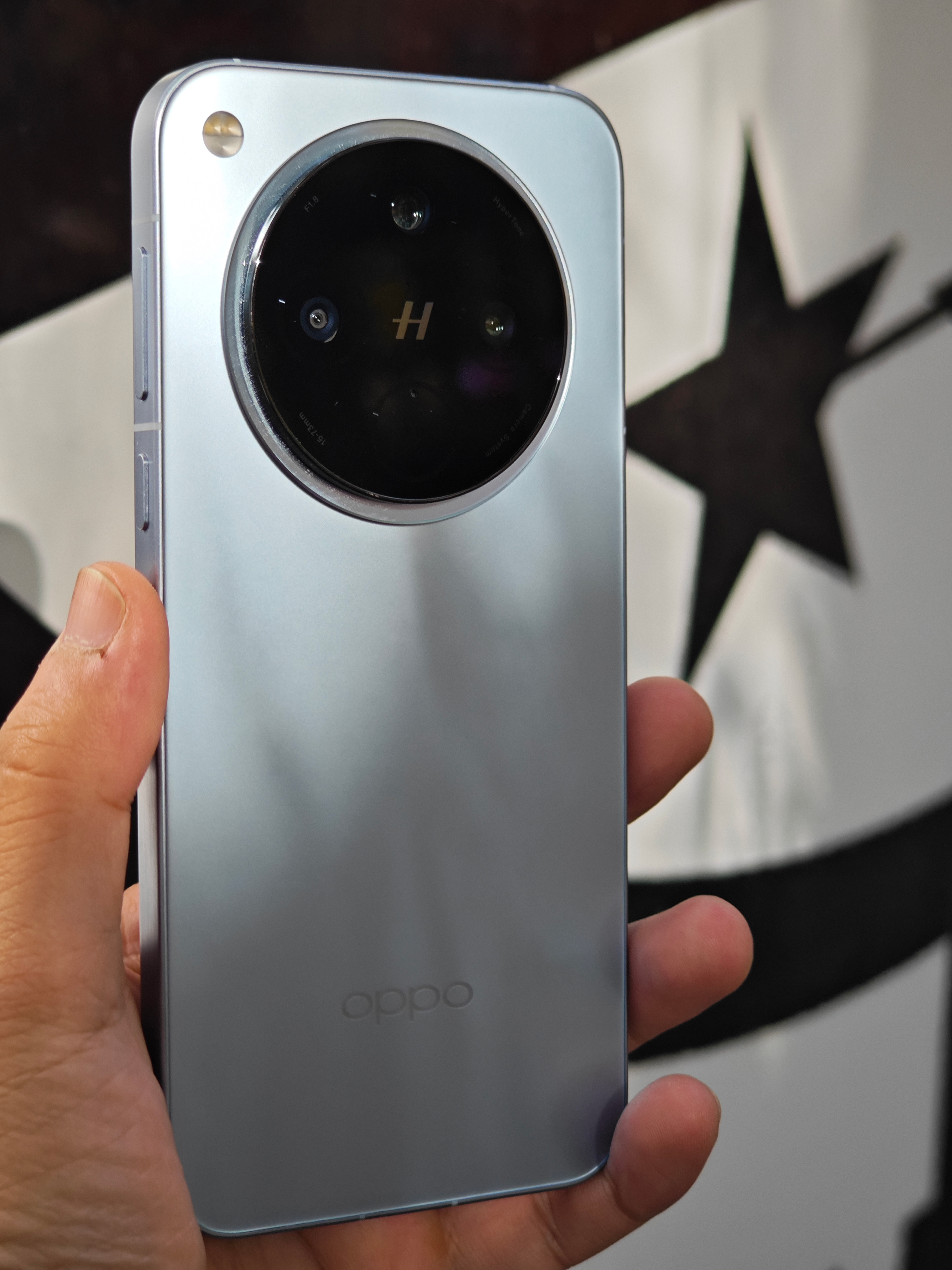 这台findX8用着太对味。手感轻薄握久了不累，屏幕柔和护眼，长时间看也不眼酸。