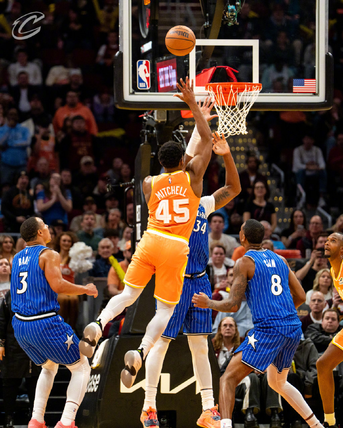 一锤定音！骑士战胜魔术 依靠米切尔关键时刻的抛投，骑士在主场涉险过关！米切尔末节