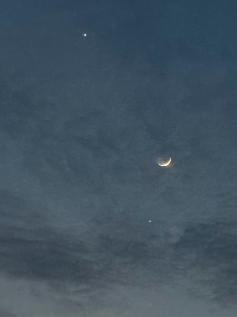 正经八卦正经八卦双星伴月：左上木星，右下金星。6月18日20时手机拍于滨江大道。