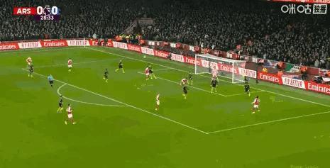 阿森纳1-0领先曼联多古没顶远，随后萨卡吸引双人包夹，然后选择挑起来传，正好把球