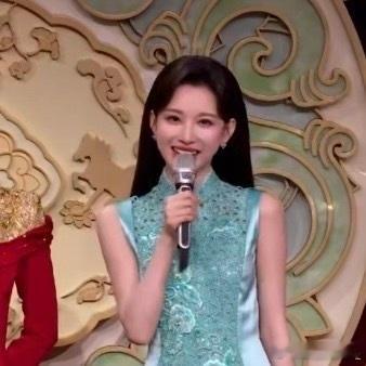 马凡舒还是那么美每年春晚都被马凡舒美到！今日这款发型太加分，端庄中透着利落，完美