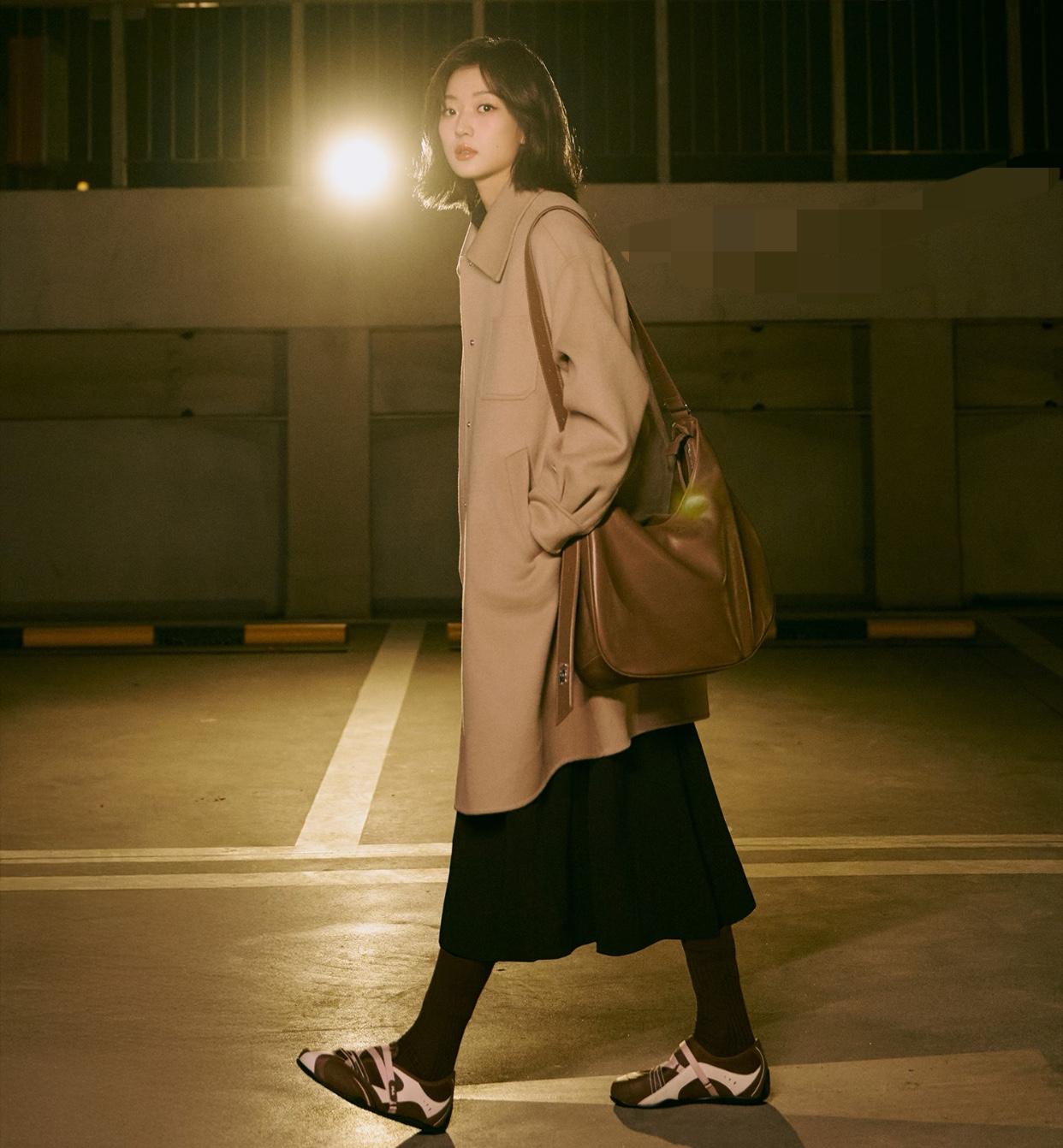 这位女明星是谁？
不是说多美但是看着令人很舒服，
穿衣打扮也很智 性美。
很像早