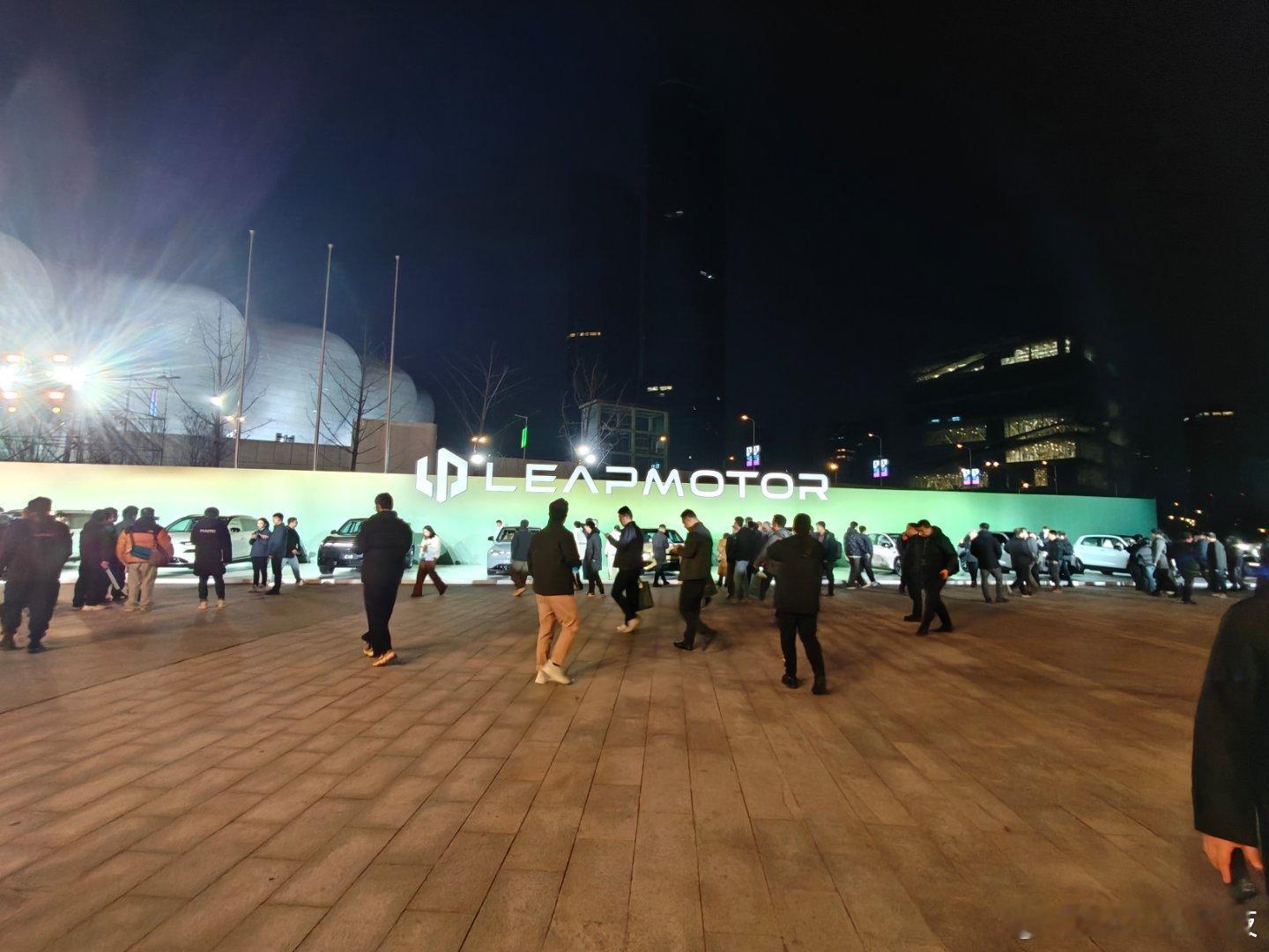 来到零跑汽车十周年发布会现场了！零跑D19我也看到了……让豪华，变得触手可及让旅