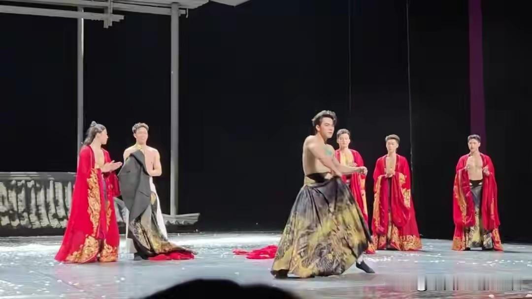 《叹春风》这剧去年演了六百多场，票房就过亿了。台下坐着的观众百分之九十五都是女的