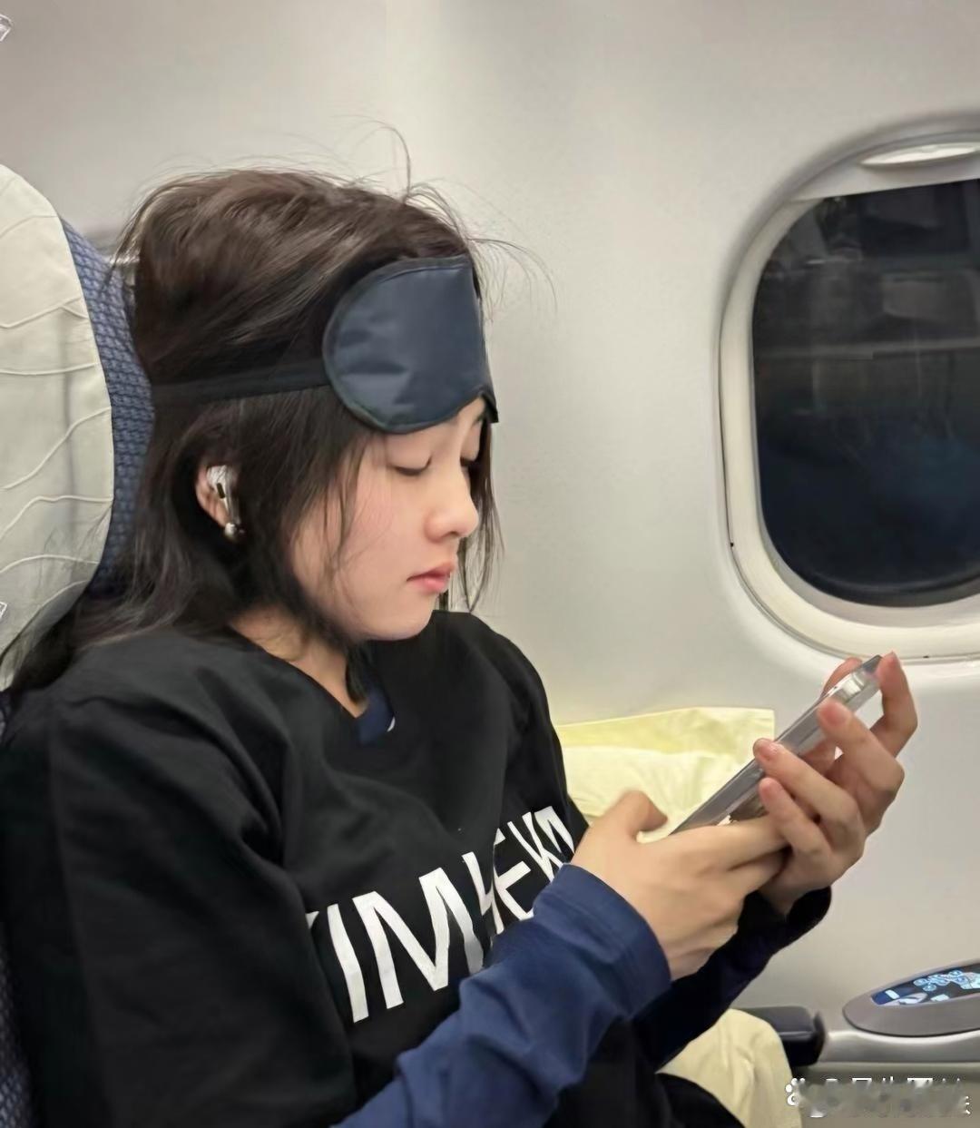 飞机上遇到白鹿。，她本人一点儿也不普，五官清秀素颜皮肤很白很好。她头发蓬乱状态放