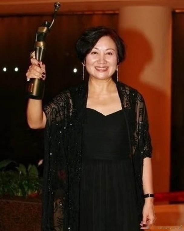 藝人胡定欣離巢邵氏後積極謀新發展，除了進軍內地影壇嘗試挑戰溫情喜劇外，更低調走進