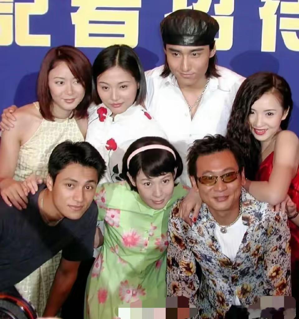看了当时演员的无修发布会状态，难怪20年过去了依旧没人敢翻拍《粉红女郎》 