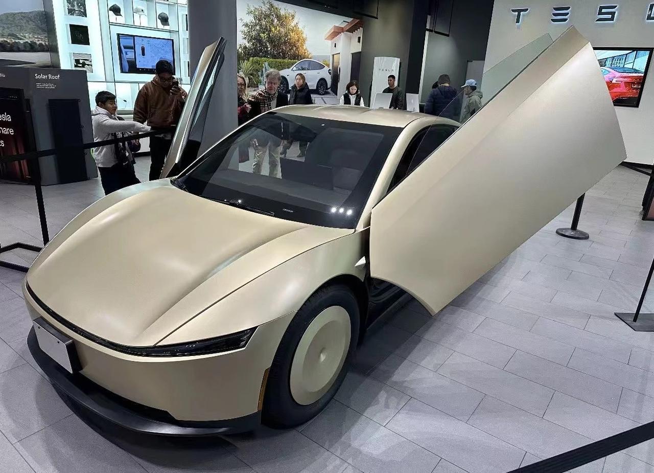 实车并没有展车的剪刀门、全封闭轮毂和无后视镜设计，而是配备了普通轮毂、后视镜。此