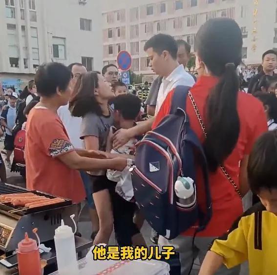 江西一父母离婚在校门口上演抢夺孩子闹剧，到底是深爱还是伤害。网友直言“抢夺孩子，