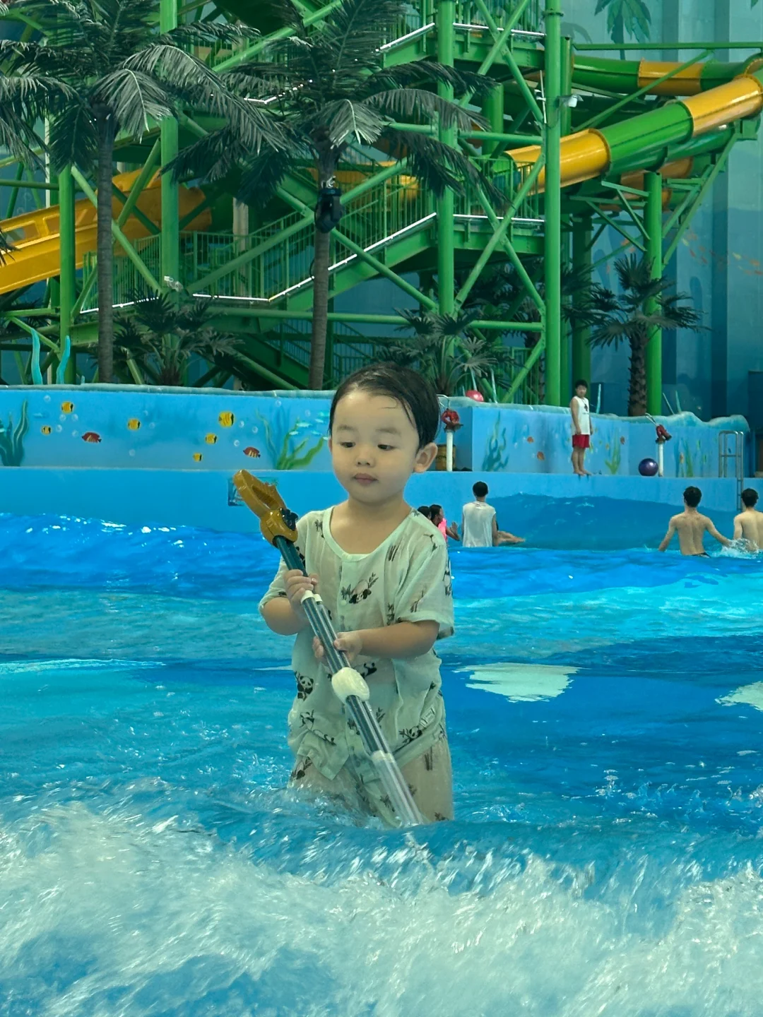 一脸懵的小孩儿哥