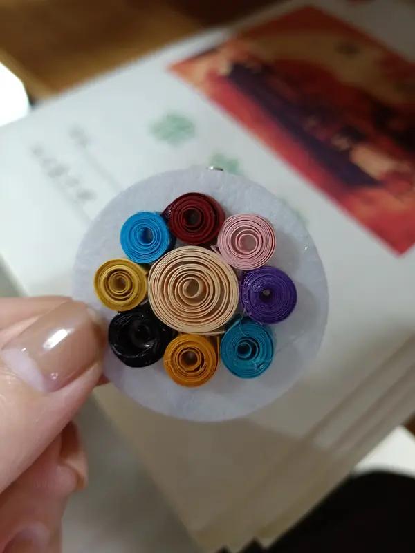 今日手工打卡！今天我做了个超有趣的衍纸画。我先准备了各种颜色的衍纸条，红的像火，