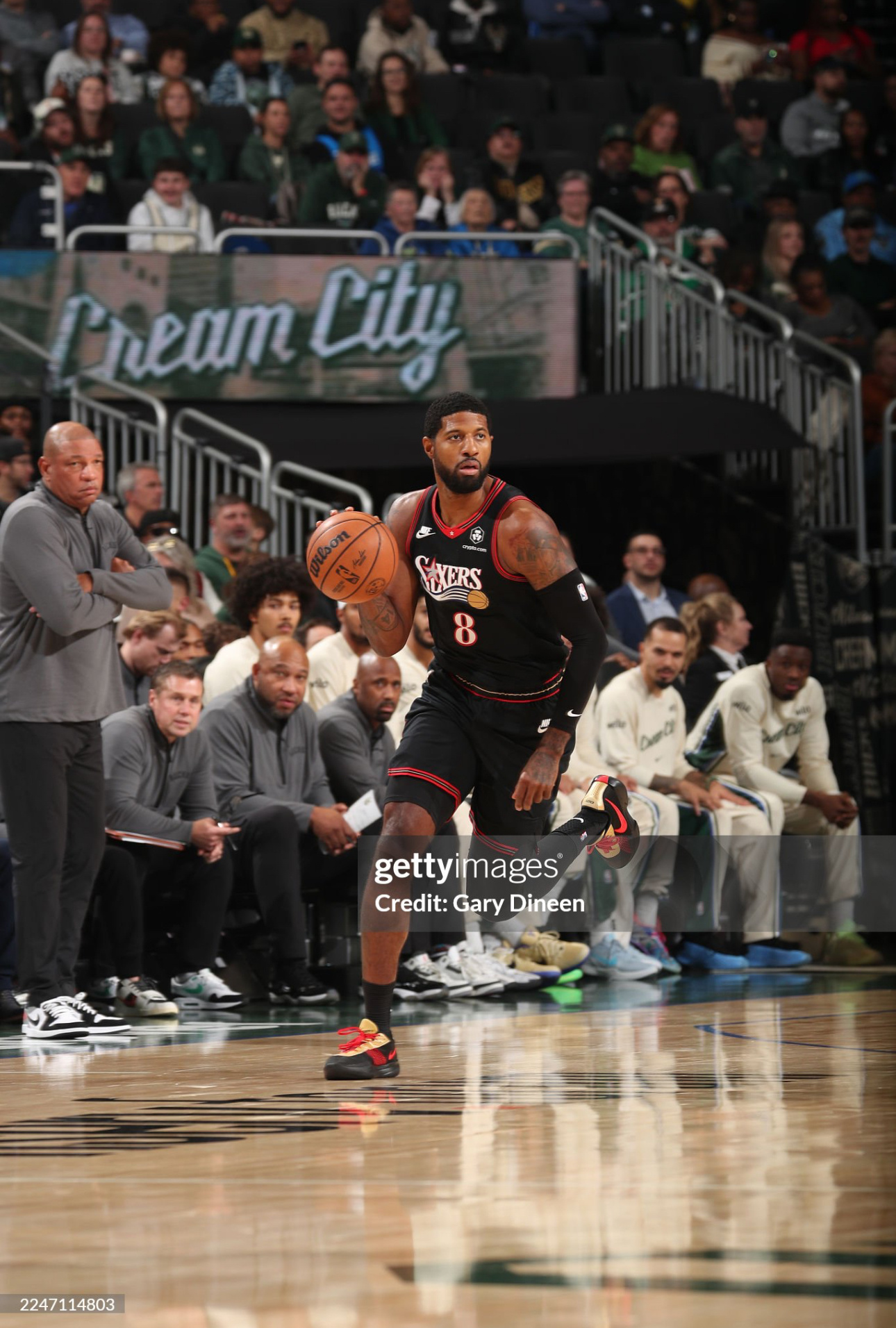 半场到点收工！乔治上半场仅出战12分钟，7投4中，三分5中3，罚球2中2，得到1