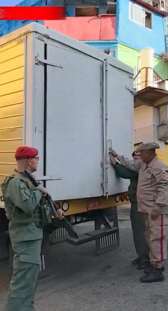 委内瑞拉军方正在向工人阶级社区的民众分发步枪。如果美国试图占领该国，这些民兵将组