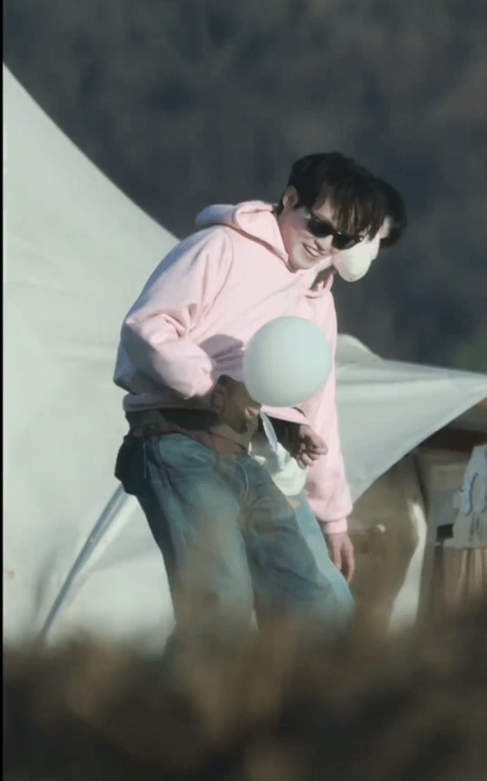 张新成钟辰乐同穿一件卫衣露营路透里张新成和钟辰乐同穿一件卫衣，两人玩游戏全程卖力