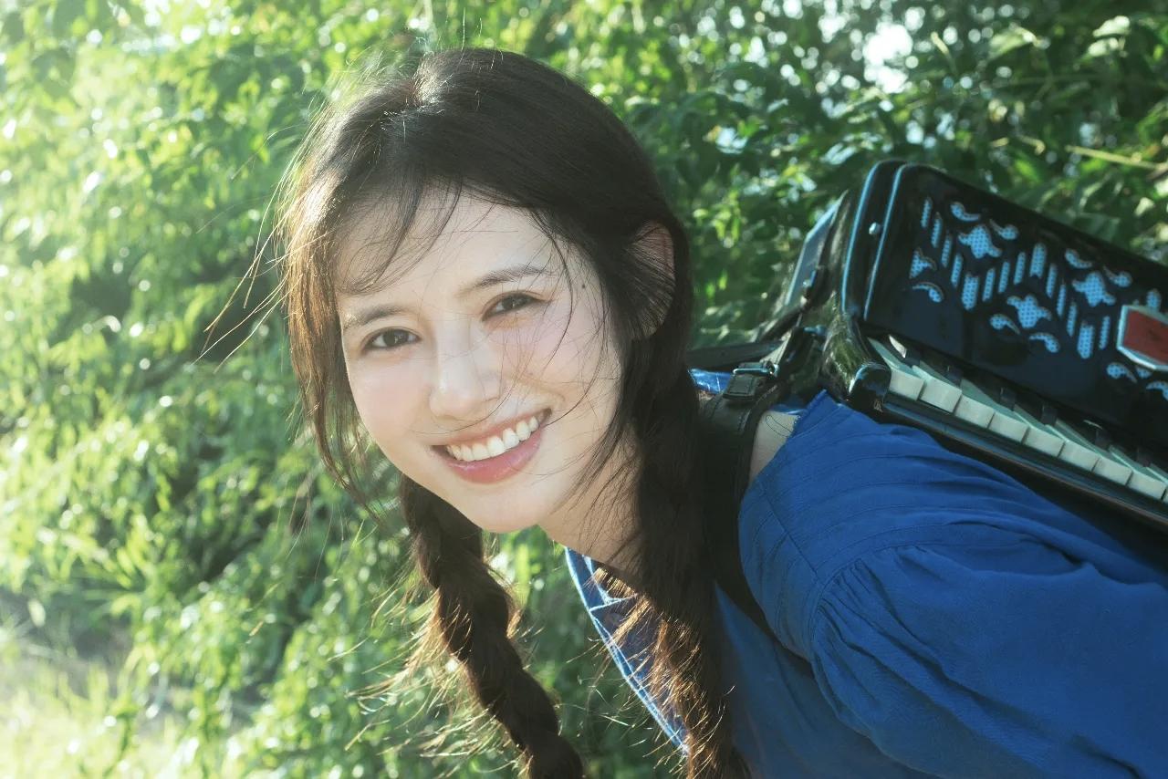 阳光明媚的一天，微笑的清纯女孩在绿树间游玩嬉戏🌳🌞好美的笑容，乖巧又可爱在你