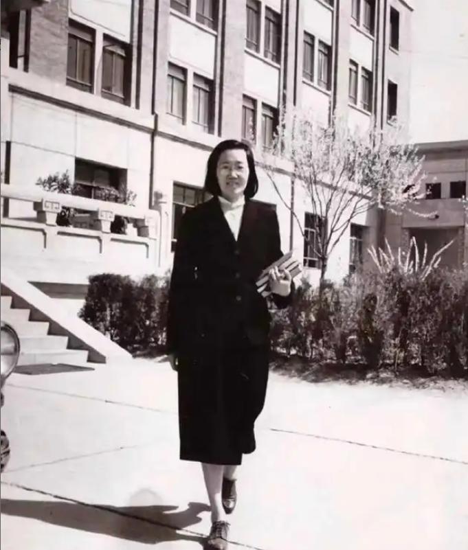 1961 年，北大才女王承书吃完饭后，像往常一样去了实验室。谁知这一走，却像人间