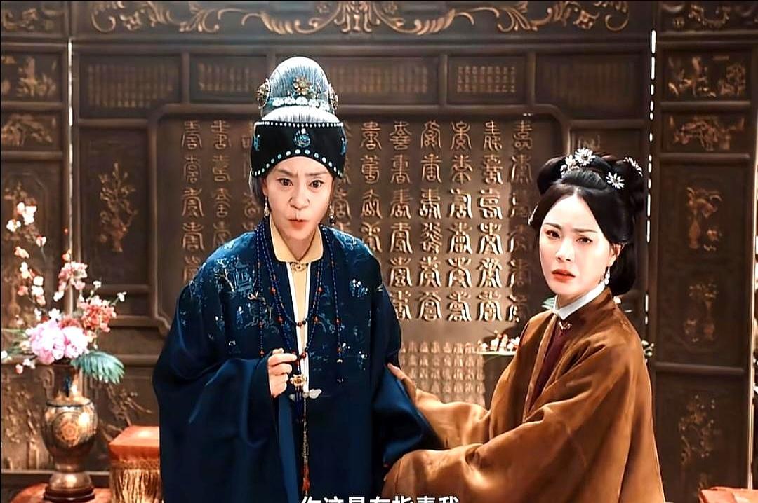 荣家祖母挑女婿，两次翻车，翻得啪啪响。
 
第一次，自己看走眼，被官家少爷偷走茶