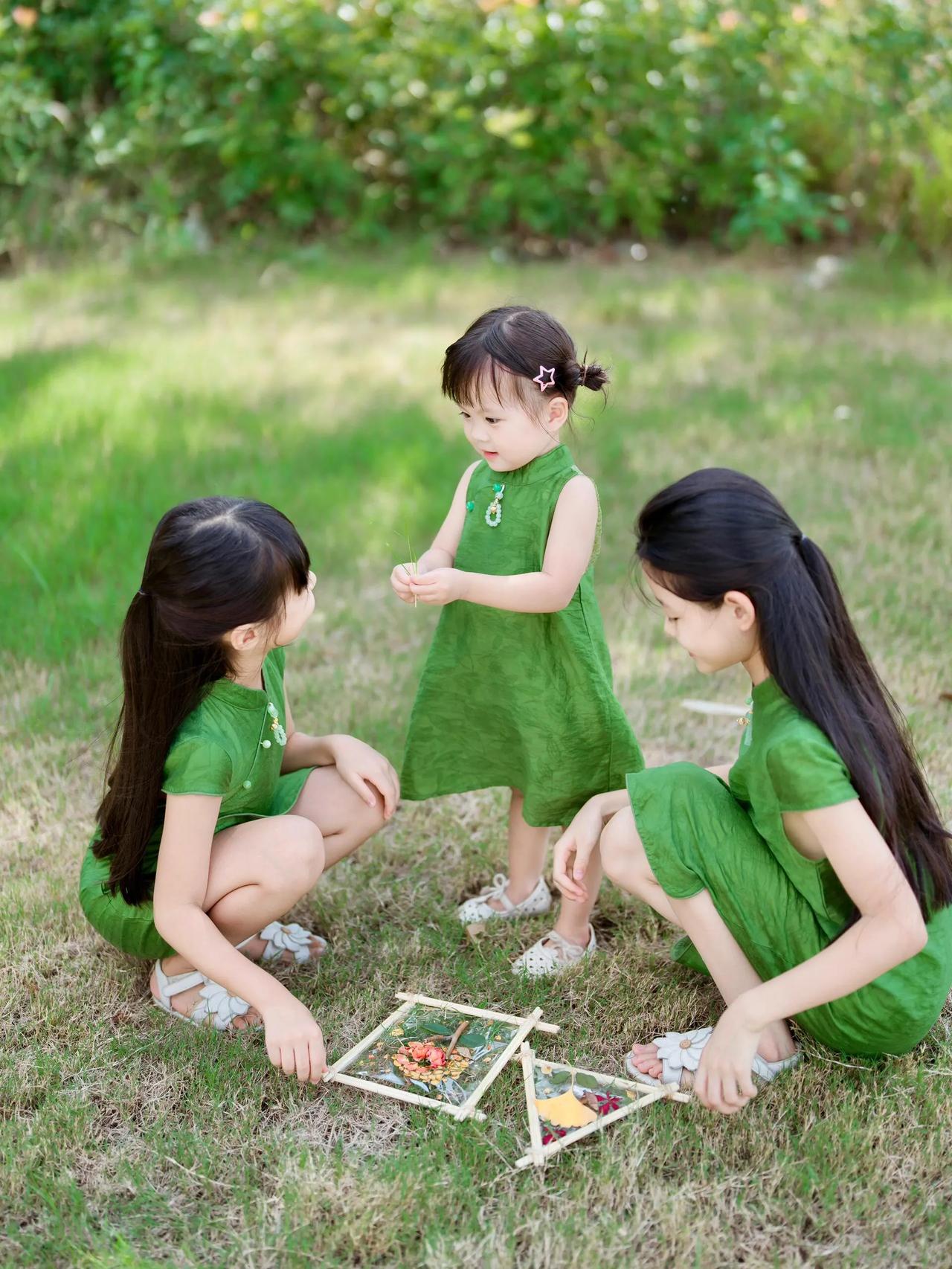 绿衣童儿笑语欢#小篮中果满盈盘#人俏景美# 亲子装穿搭