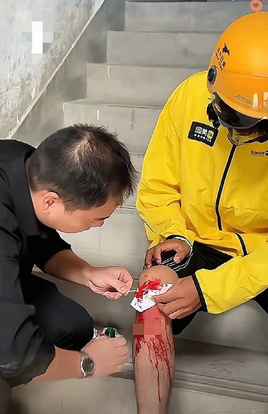 外卖小哥突然打电话让下楼取餐，住5楼的大哥一开始还满肚子嘀咕，结果下到2楼直接破