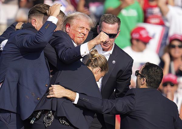 上帝快把特朗普压在五指山下吧！他已经彻底疯了，他全然不顾世界上多数国家的谴责，不